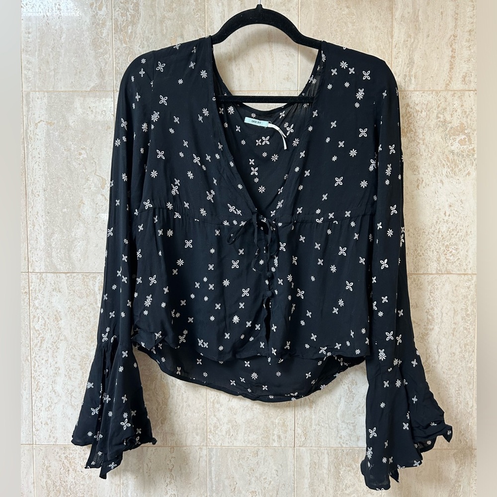 Kimchi Blue (Urban Outfitters) Flutter Sleeve Blouse (Small) - Black